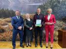 podpisanie umowy - EKORPACOWNIA OZE (fot. Wojewódzki Fundusz Ochrony Środowiska i Gospodarki Wodnej w Krakowie)