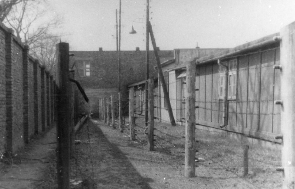 Fragment ogrodzenia i zabudowania byłego podobozu (lata 60-te) źródło www.auschwitz.org