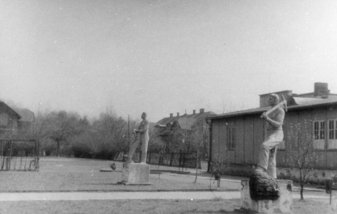 Rzeźby na terenie byłego podobozu (lata 60-te) źródło www.auschwitz.org