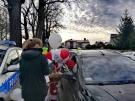 Mikołaj Święta umili kierowcom bez promili - akcja profilaktyczna na ul. Mickiewicza, policjacie wspólnie z wolontariuszami i Mikołajem wręczali kierowcom ulotki informacyjne