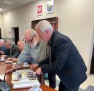 Pan Józef Stolarczyk oraz Pan Grzegorz Baczkowski w trakcie przeglądania kroniki Urzędu Gminy w Brzeszczach