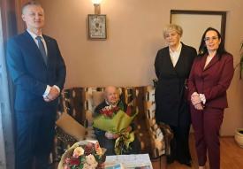 Gratulacje i życzenia dla stulatka